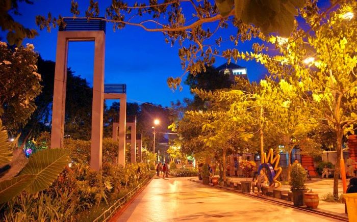 ROMANTIS: Suasana malam di Taman Bungkul, (HENDRAWARDANA)