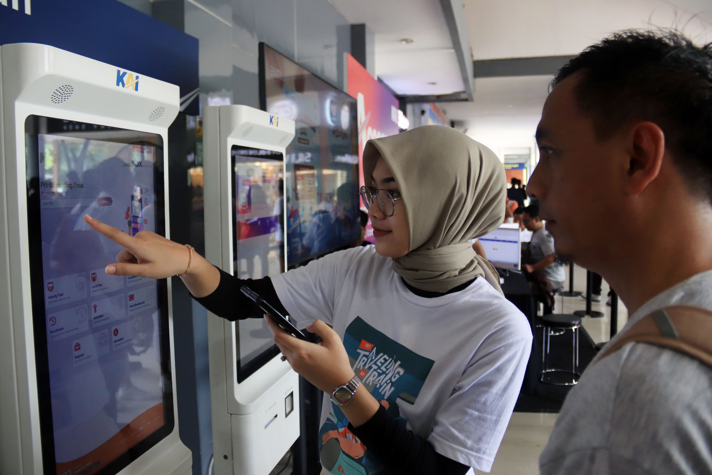 PELAYANAN KAI: Sejumlah calon penumpang kereta api, mendapatkan pelayanan dari petugas PT KAI DAOP VIII Surabaya, ketika menunggu kedatangan kereta di Stasiun Gubeng Surabaya, Jumat (1/3).