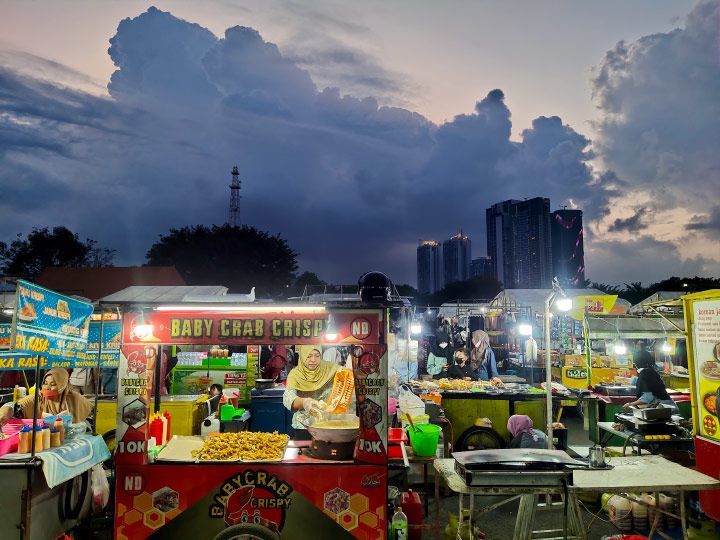 INDAH: Sauasana Pasar Malam Kodan V/Brawijaya Surabaya. (SALSA TOURISM)