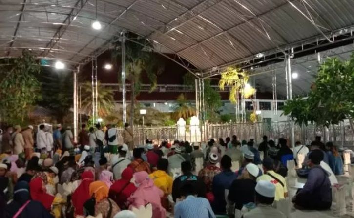 KHUSYUK: Kawasan religi Sunan Ampel selalu ramai pengunjung di saat bulan Ramadan. (JAWAPOS)