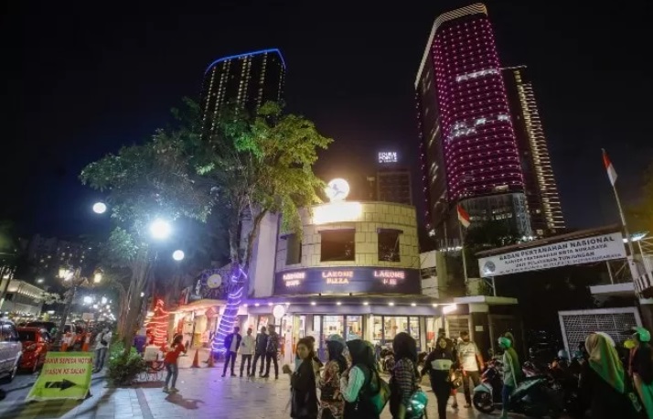 RAMAI: Kawasan Jalan Tunjungan selalu ramai dengan hiruk pikuk warga kota. (JAWA POS)