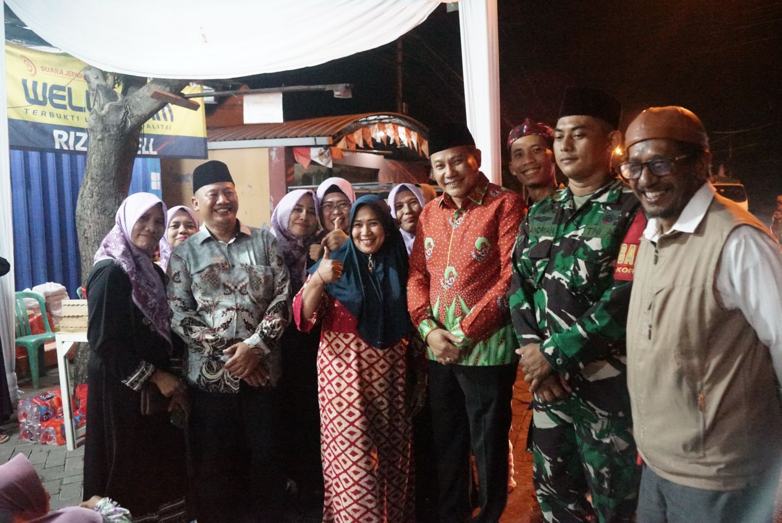 FOTO BERSAMA: Wakil Bupati Sidoarjo Subandi (tengah) saat menghadiri ruwatan Desa Randegan didampingi Camat Tanggulangin Sabino Mariano.