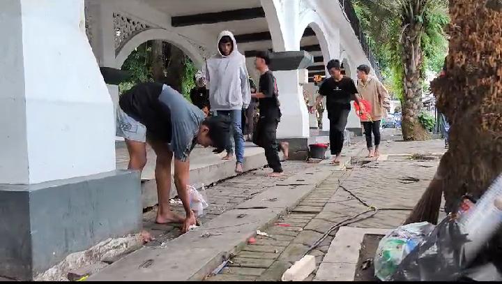 BERSIHKAN SAMPAH : 18 anak anggota gangster dihukum sanksi sosial membersihkan sampah di Alun-alun Gresik.