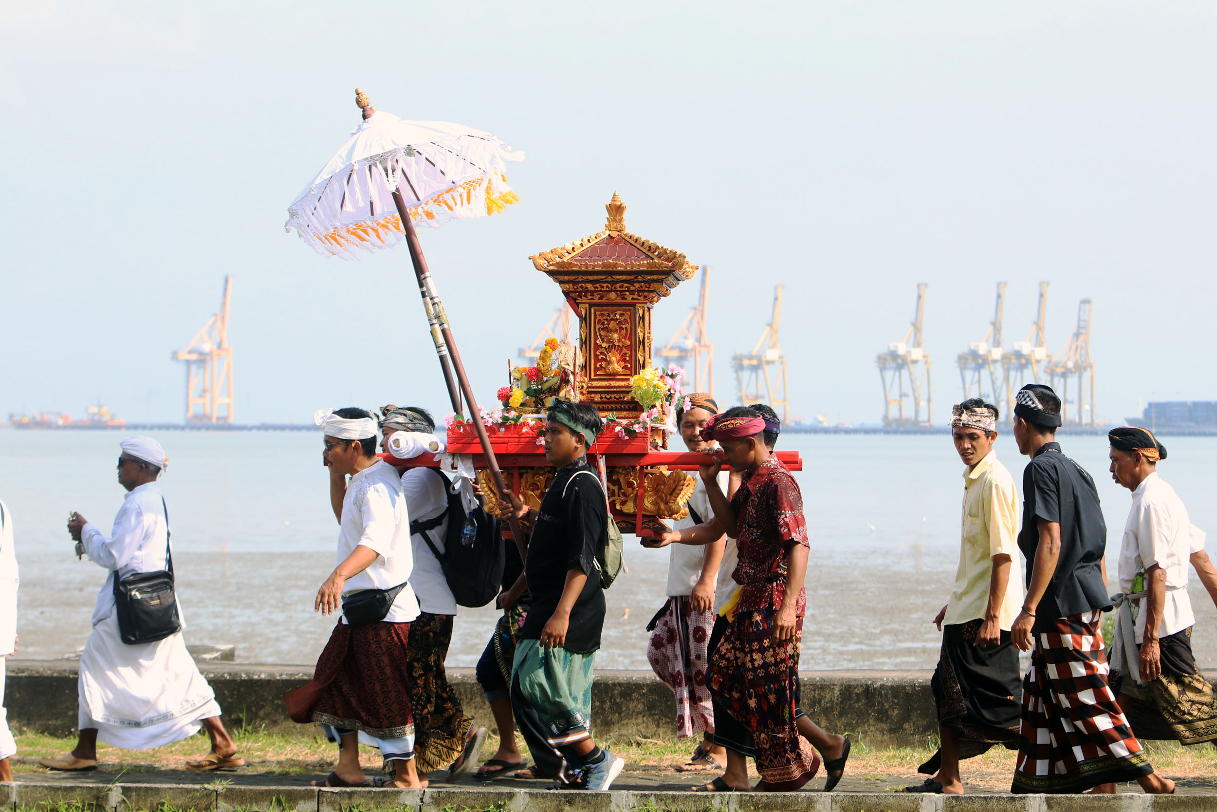 PEMBERSIHAN: Ribuan umat Hindu mengikuti upacara Melasti di pesisir pantai Laut Arafuru, Surabaya, Minggu (3/3).