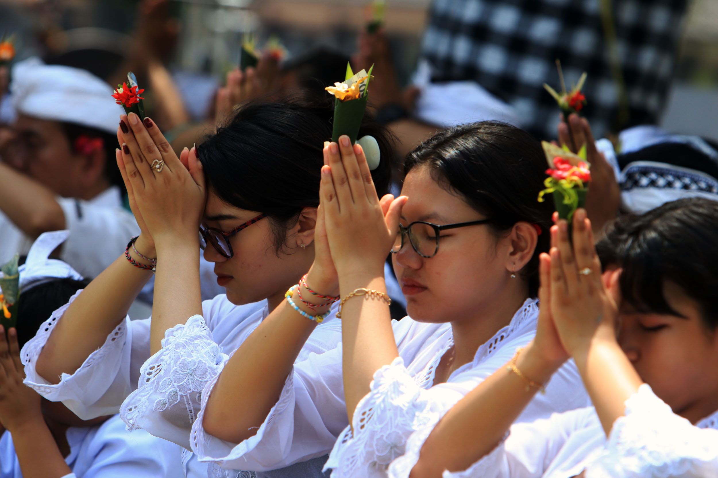UMAT HINDU: Melasti merupakan rangkaian mengiring Ida Bhatara mesucian sekaligus nunas tirta amerta ke pantai.