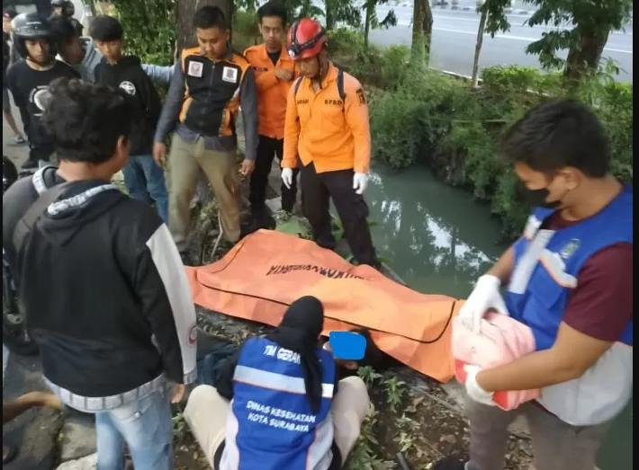 TRAGIS: Petugas mengevakuasi korban kecelakaan di Jalan Ahmad Yani, Surabaya.