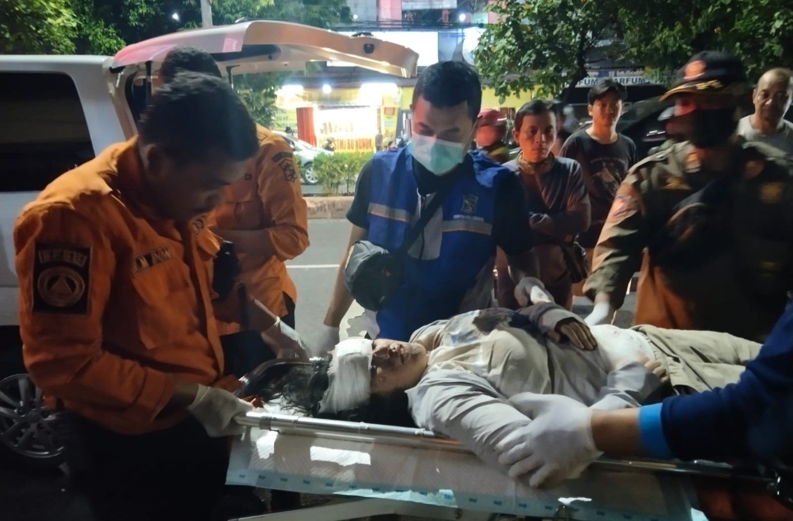 LUKA-LUKA: Kondisi Adzaniya Salsabila korban jambret di Jalan Ngagel saat dievakuasi menuju rumah sakit.