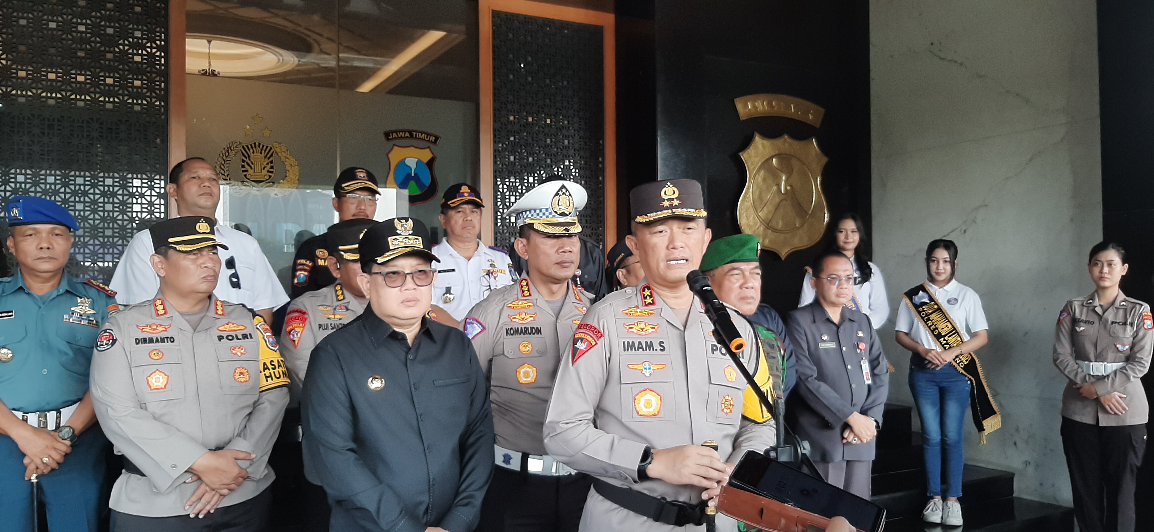 ANTISIPASI: Kapolda Jatim Irjen Pol Imam Sugianto memberikan keterangan tentang pelaksanaan Operasi Keselamatan Semeru 2024.