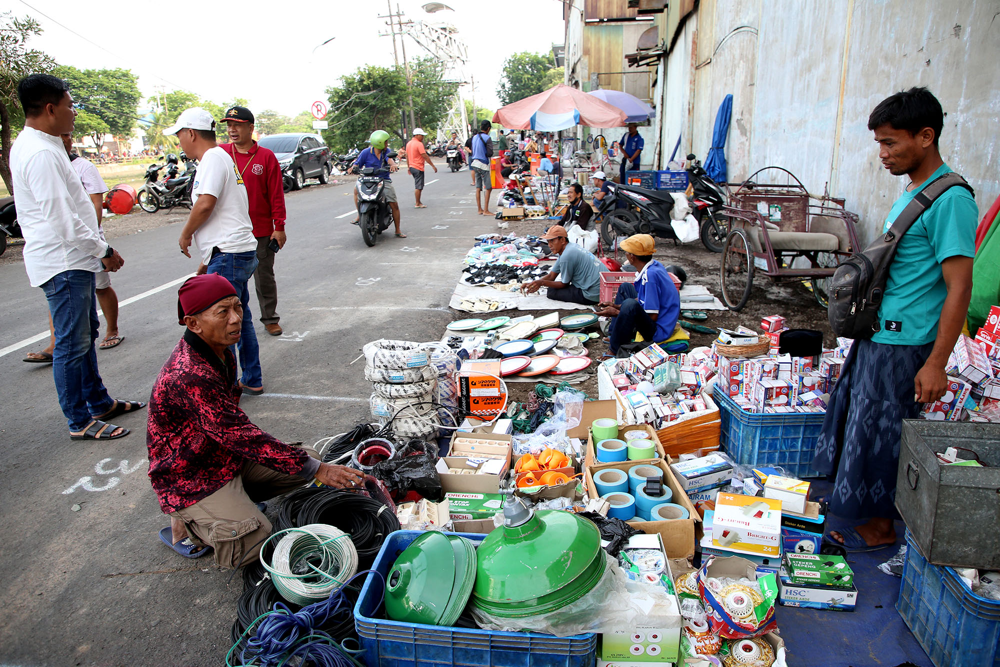 PERSUASIF: Petugas Satpol PP mengarahkan pedagang untuk pindah ke kawasan Jalan Mas Mansyur, Surabaya, Minggu (3/3).