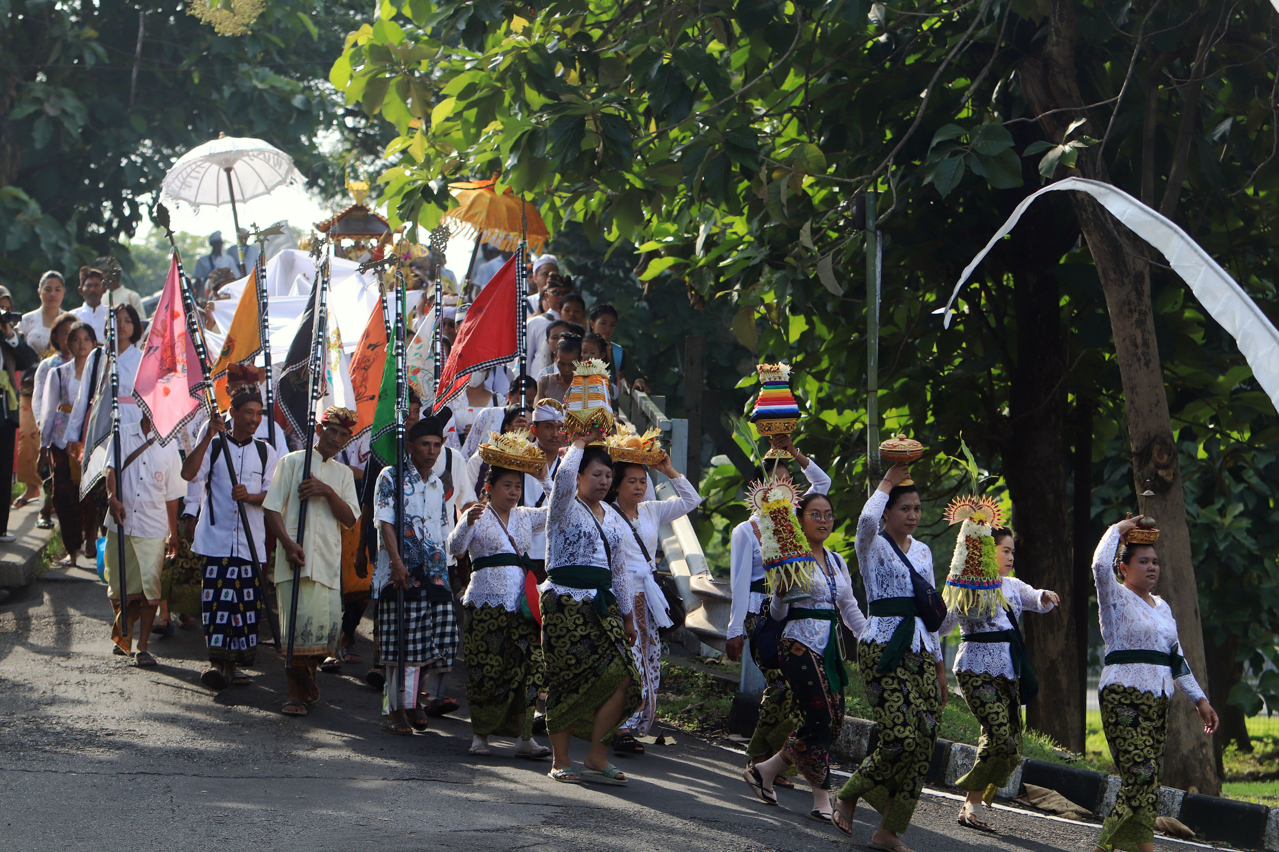 JELANG NYEPI: Para umat Hindu membawa pratima dengan berjalan kaki dari Pura Agung Jagat Karana menuju pantai Laut Arafuru.