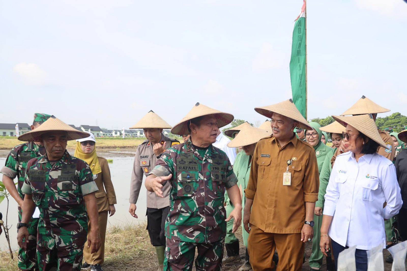 Cegah Krisis : Pangdam V Brawijaya, Mayjend TNI Rafael G.B (dua dari kiri) berdiskusi dengan Kepala Dinas Pertanian Gresik dan Direktur Produksi PT Petrokimia Gresik, Digna Jatingsih.