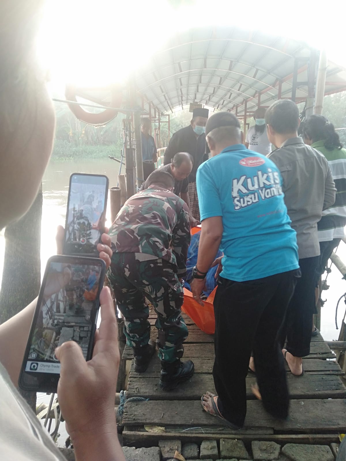 DIEVAKUASI : Anggota Polsek Driyorejo dan Koramil Driyorejo dibantu warga saat mengevakuasi korban di sungai dekat tambangan penyebrangan di dusun Ngambar, Desa Bambe, Kec