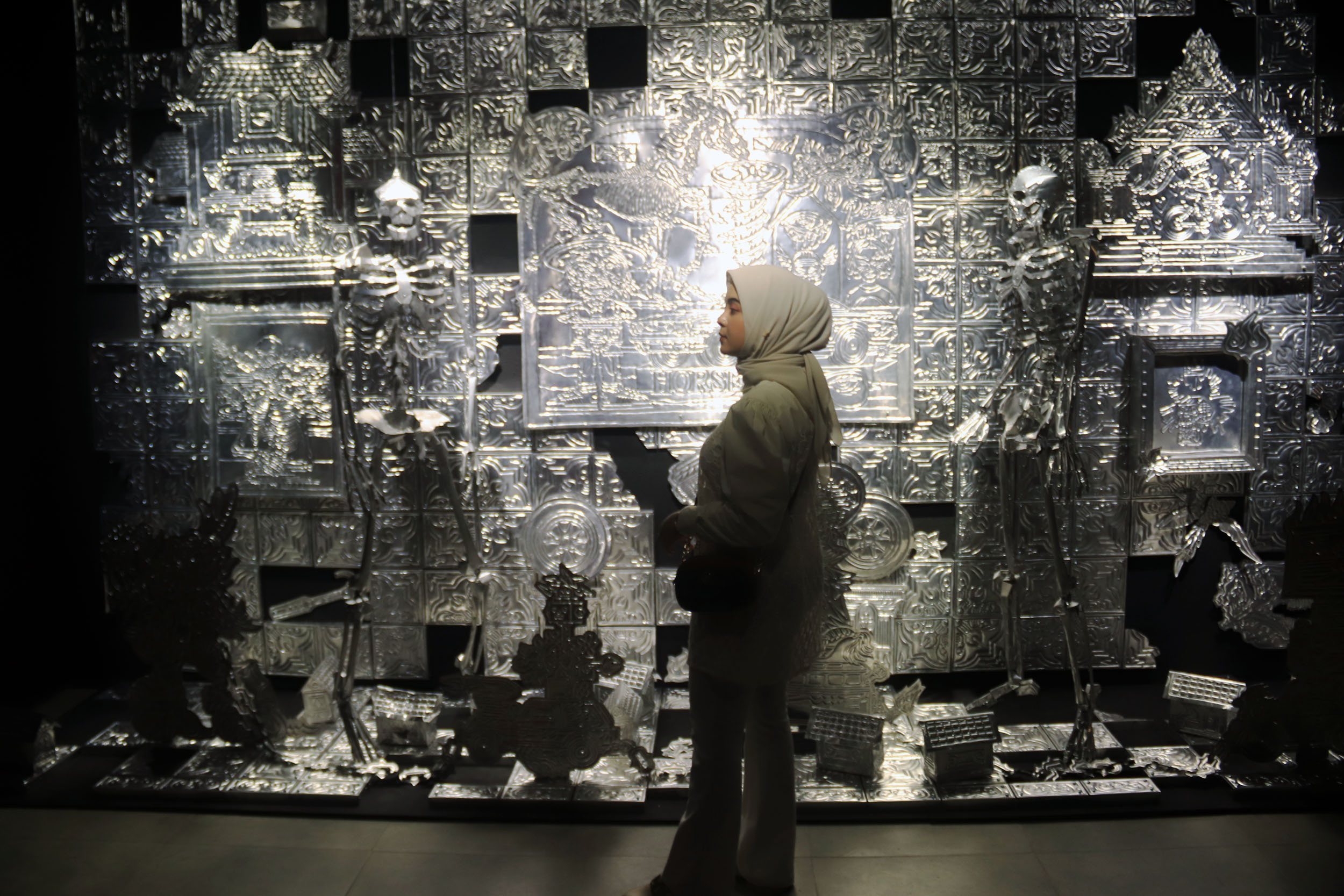 Karya seni instalasi berjudul Adrenaline of Legacy karya oleh Ramadhan Arief yang dipamerkan dalam pameran instalasi From The River To The di Unicorn Young Collection Club Surabaya.
