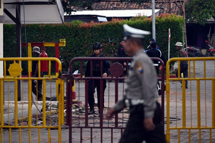 &nbsp;SIAP SIAGA: Petugas bersiaga tak jauh dari lokasi ledakan di Markas Brimob, Surabaya usai terjadi ledakan, Senin (4/3). (SURYANTO/RADAR SURABAYA)
