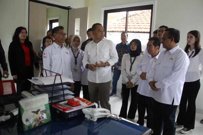 KERJA SAMA: Wali Kota Surabaya Eri Cahyadi meninjau ruangan di kantor PMI Surabaya, Jalan Sumatera, Surabaya yang diresmikan Senin (4/3). (SURYANTO/RADAR SURABAYA)
