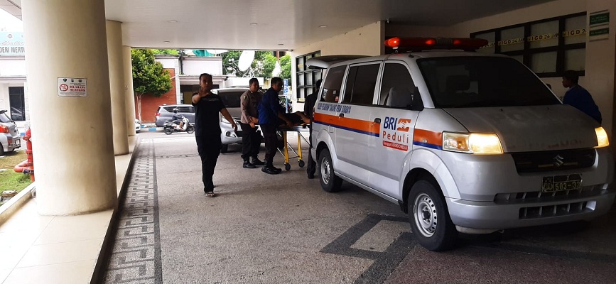 STOP: Korban ledakan bahan peledak di kantor Subden Jibom Detasemen Gegana Satbrimob Polda Jatim Jalan Gresik, Surabaya dibawa ke RS Bhayangkara, Polda Jatim, Senin siang (4/3). (MAHRUS/RADAR SURABAYA