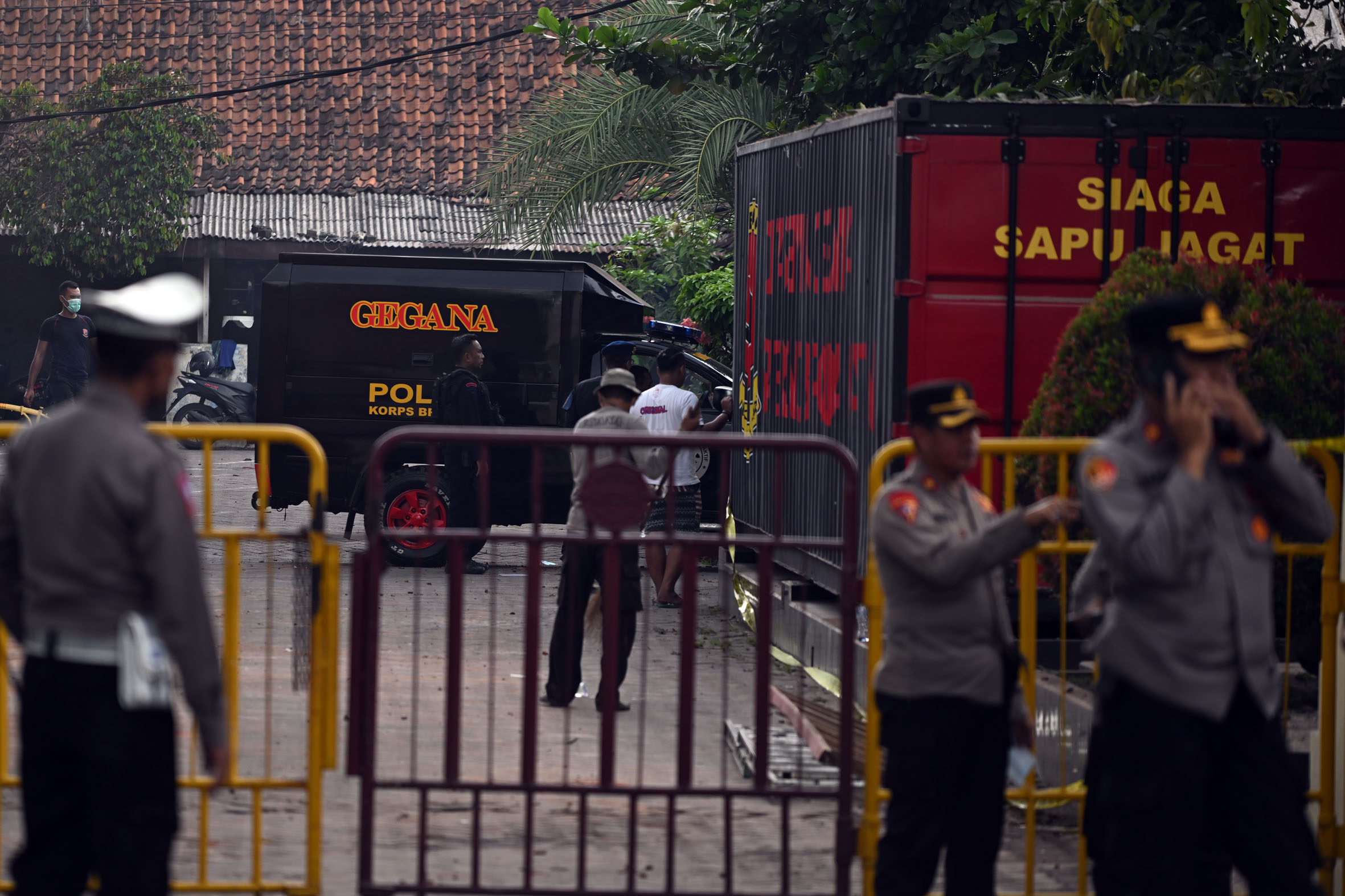 TKP: Ledakan di Kantor Sub Den Detasemen Gegana Satbrimob Polda Jatim di Jalan Gresik Surabaya, Senin (4/3), diduga akibat reaksi kimia dari bahan black powder seberat 1 kg. (SURYANTO/RADAR SURABAYA)