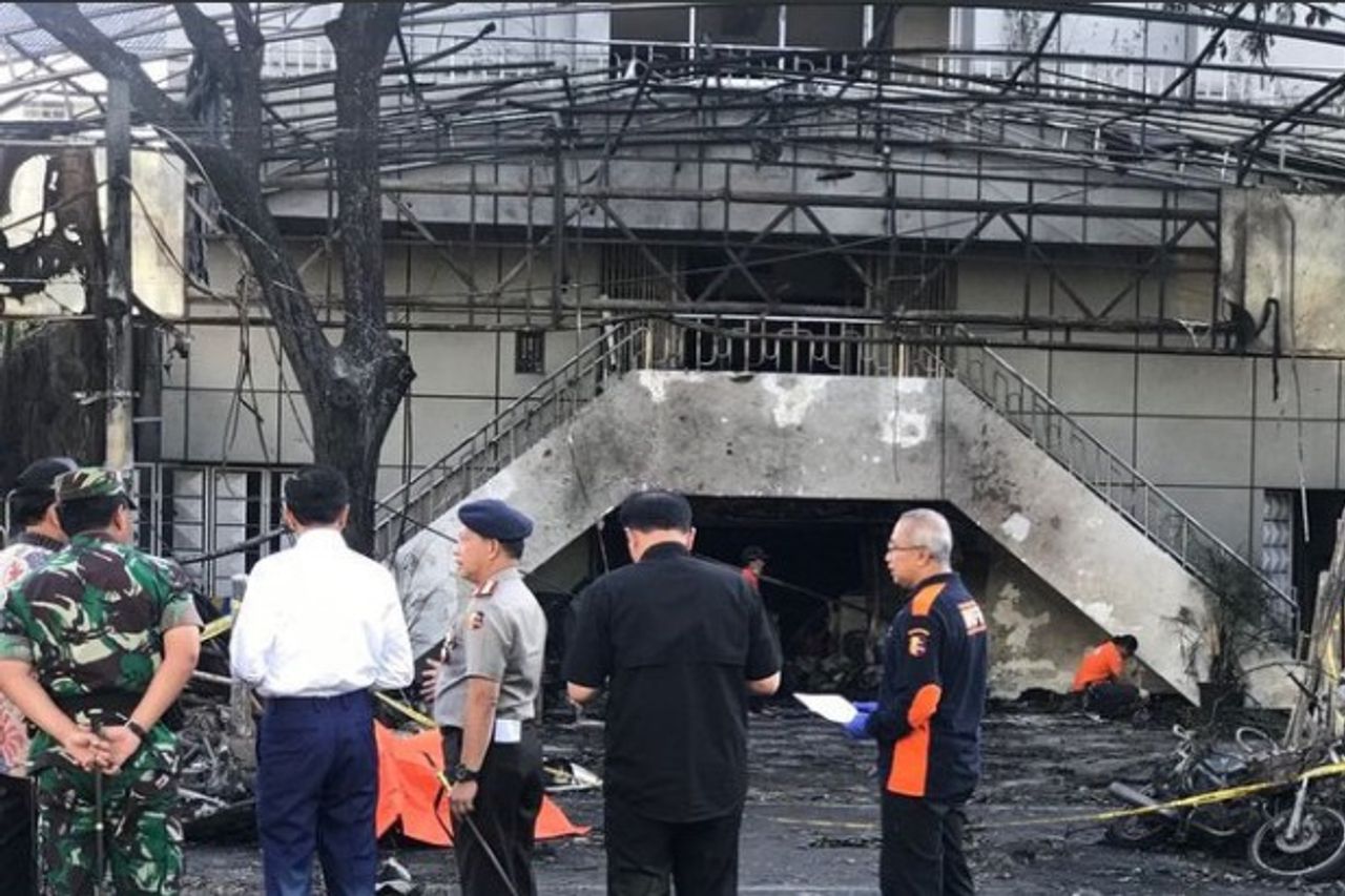 Presiden Jokowi (baju putih) didampingi Kapolri Jenderal Tito Karnavian dan Panglima TNI  Marsekal Hadi Tjahjanto saat meninjau TKP bom di Gereja Pantekosta Pusat Surabaya (GPPS) di Jalan Arjuno.