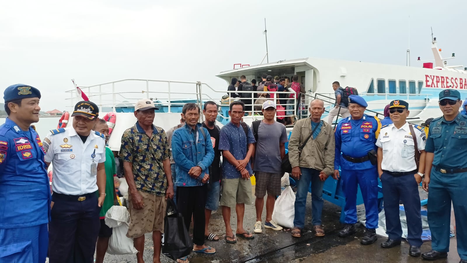 Berhasil Dievakuasi : ABK KM Jannah Setia berhasil dibawa ke dermaga Pelabuhan Bawean.