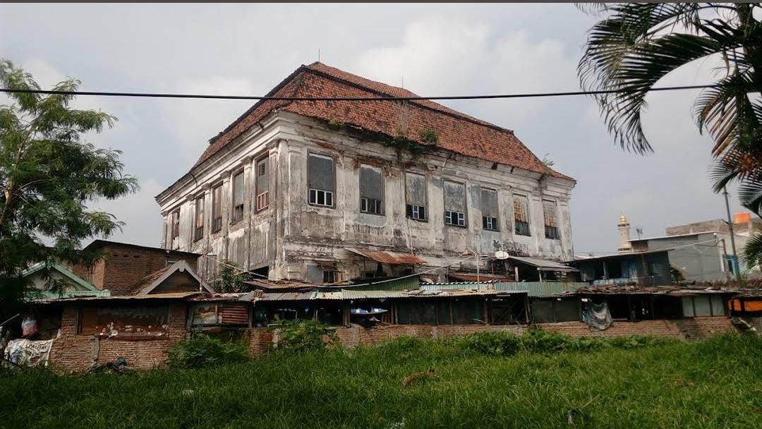 Penampakan gedung setan di Jalan Banyu Urip Wetan 1 Surabaya.