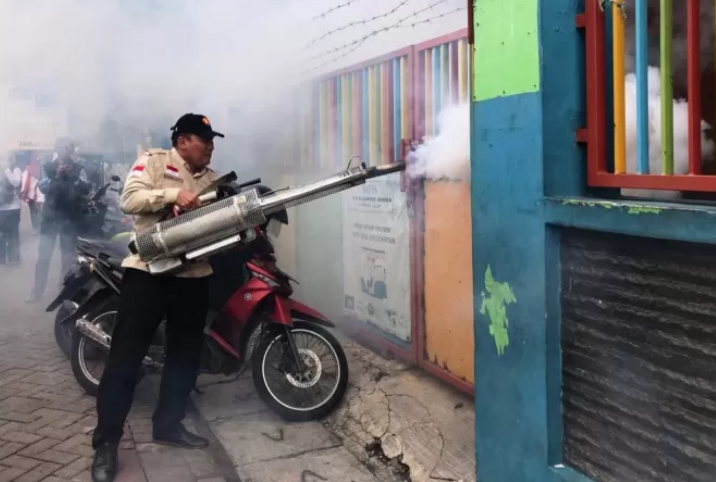SEMPROT: Fogging bisa menjadi salah satu upaya untuk menekan angka kasus DBD di Jawa Timur. (RADAR SURABAYA)