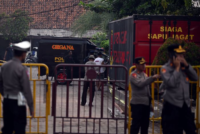 SIAGA: Sejumlah polisi siaga di Sub Den Detasemen Gegana Satbrimob Polda Jatim Jalan Gresik, Surabaya, Senin (4/3), setelah ada ledakan di tempat tersebut. (SURYANTO/RADAR SBY)