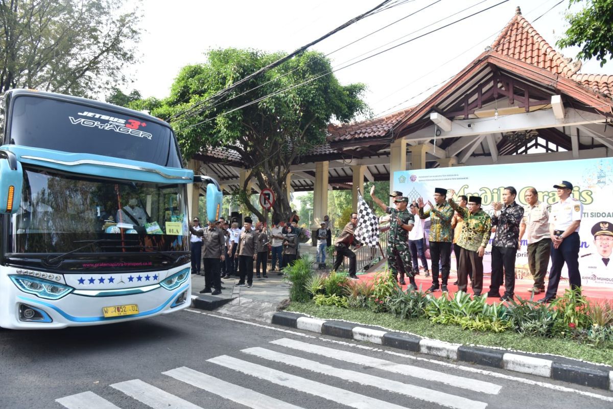 MAU LEBARAN: Pemberangkatan peserta mudik gratis di Kabupaten Sidoarjo tahun lalu.