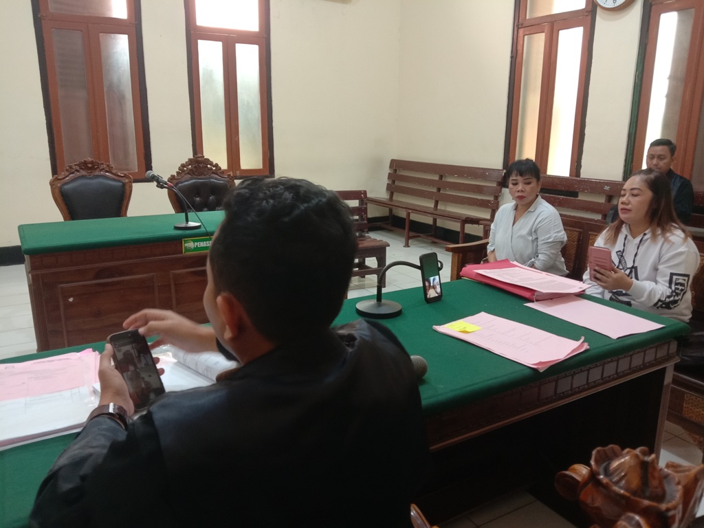 BERI KETERANGAN: Tri Anella dan Ima Sundari memberikan keterangan di PN Surabaya.