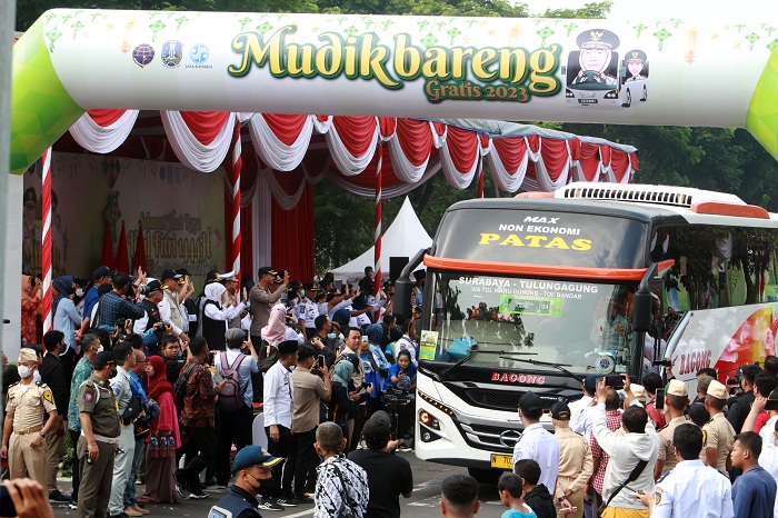 MUDIK GRATIS: Suasa mudik gratis 2023 yang digelar oleh Pemprov Jatim, di depan kantor Dinas Perhubungan Provinsi Jatim tahun lalu. (ANDY SATRIA/RADAR SURABAYA)