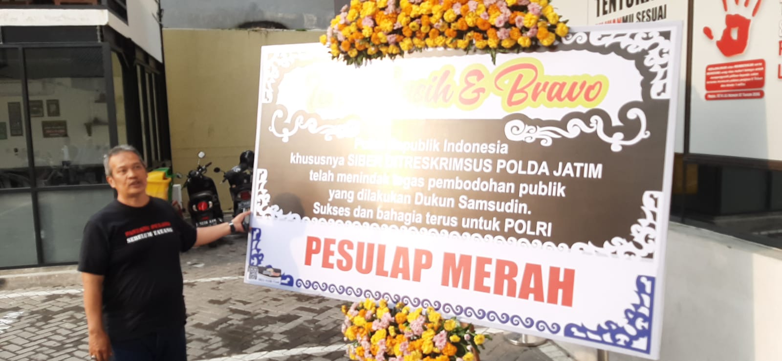 Karangan bunga dari Pesulap Merah setelah Samsudin ditahan di Polda Jatim.