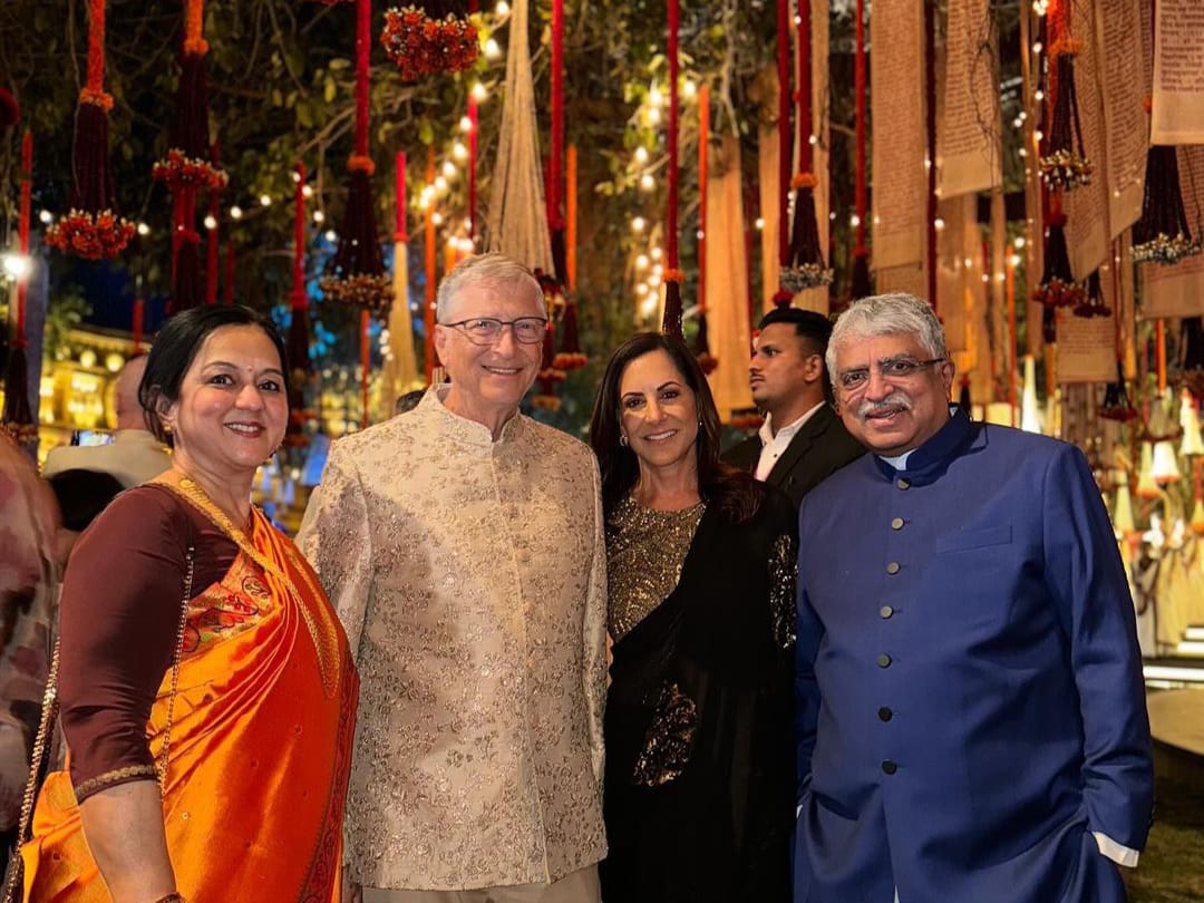 Bill Gates (tengah) hadir di pesta pernikahan putri orang terkaya India, Mukesh Ambani.