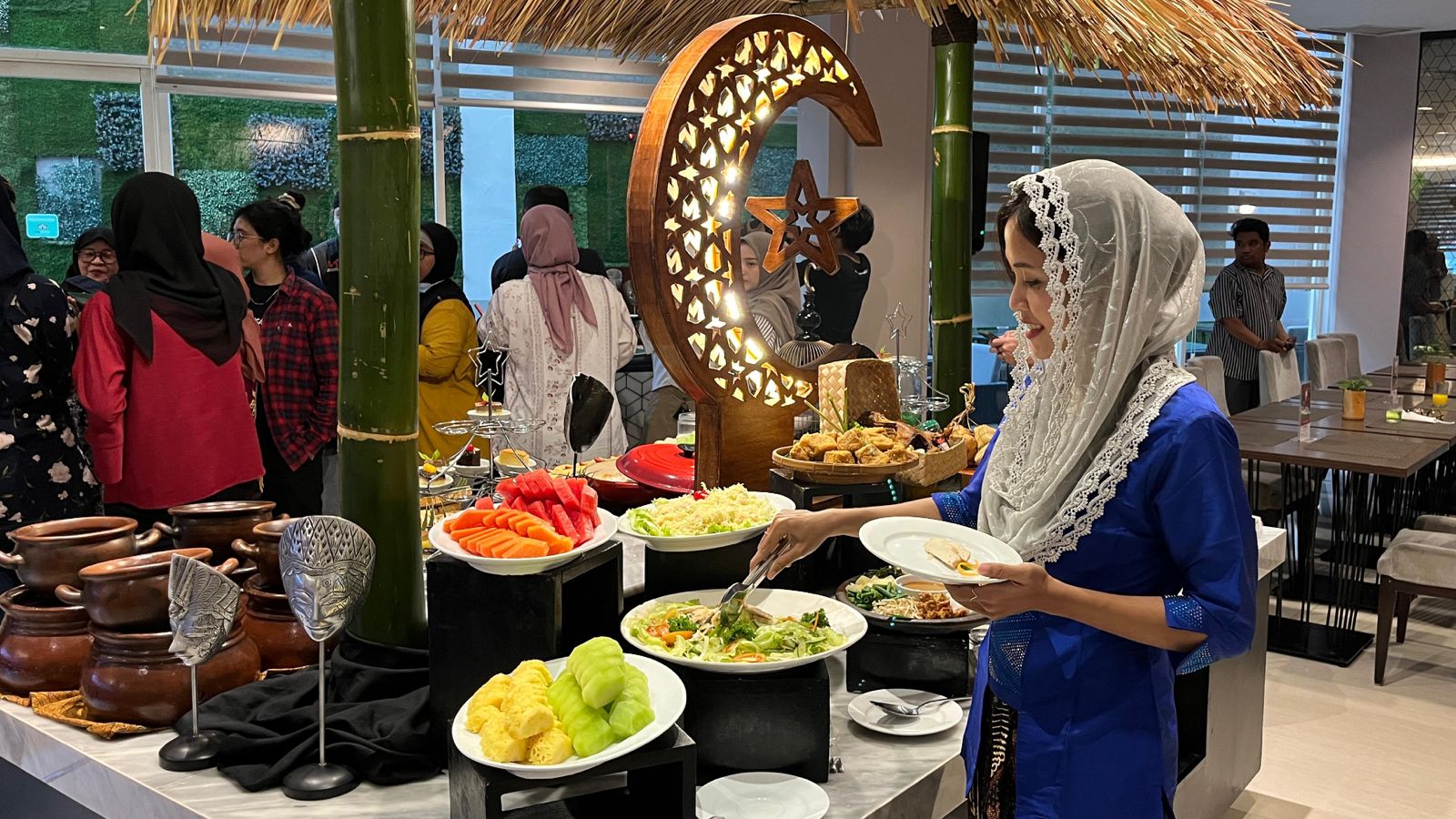 SIAP BERBUKA: Ayu mengambil menu di salah satu stall yang ada di Restoran BaReLo Hotel Swiss-Belinn Tunjungan Surabaya.