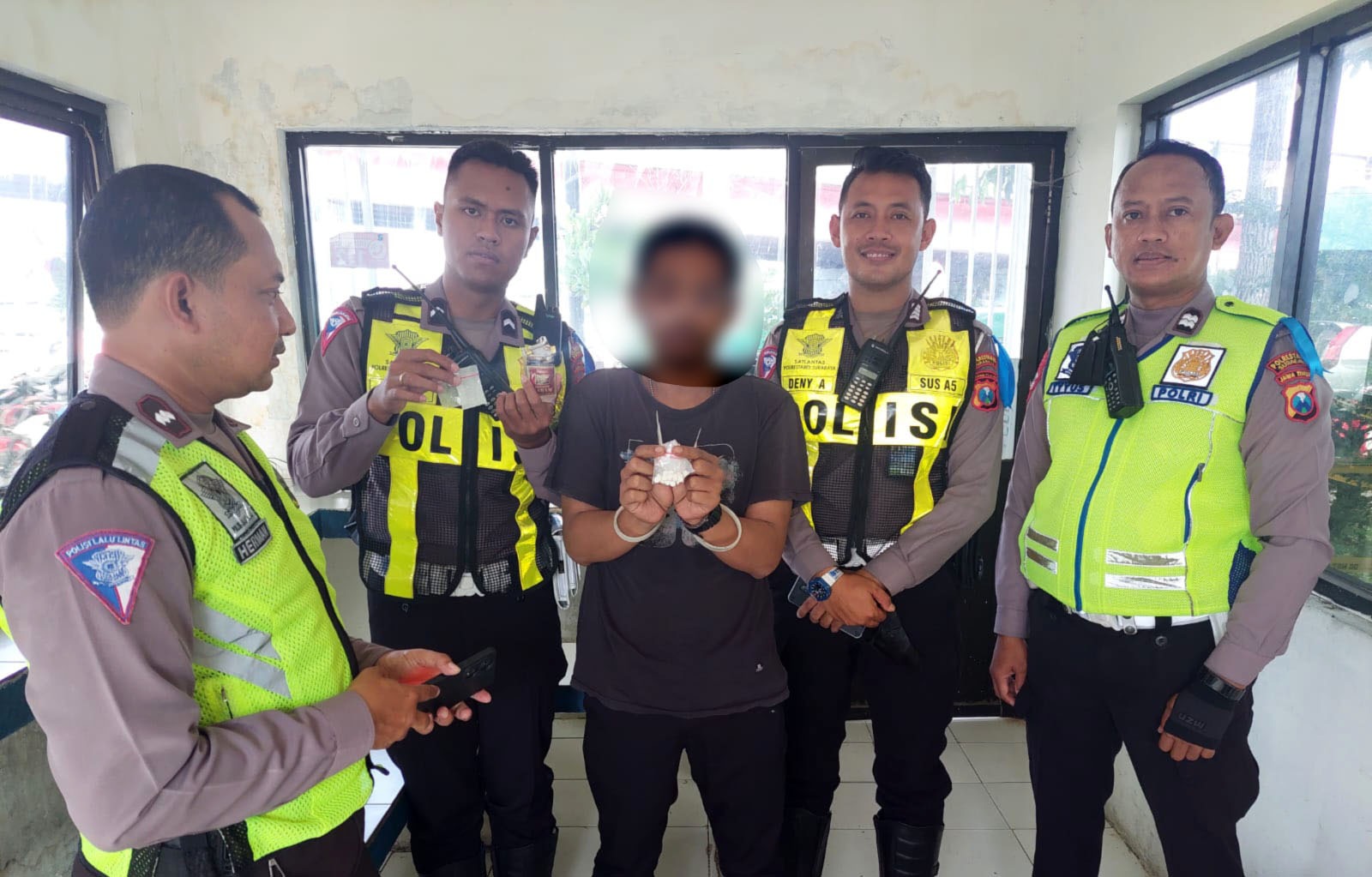 KETAHUAN: Tersangka pengedar pil LL diamankan saat operasi keselamatan di kawasan Wonokromo, Surabaya.
