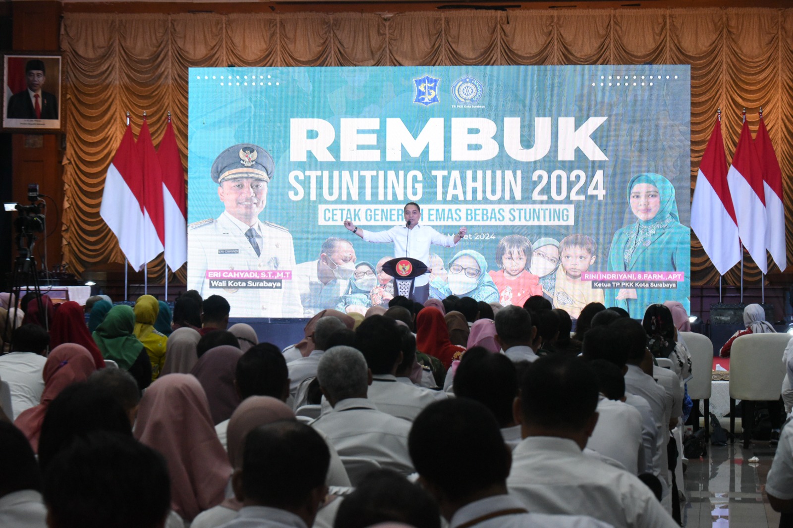 MENUJU ZERO STUNTING: Wali Kota Surabaya Eri Cahyadi memberi sambutan saat Rembuk Stunting di Graha Sawunggaling, Rabu (6/3).