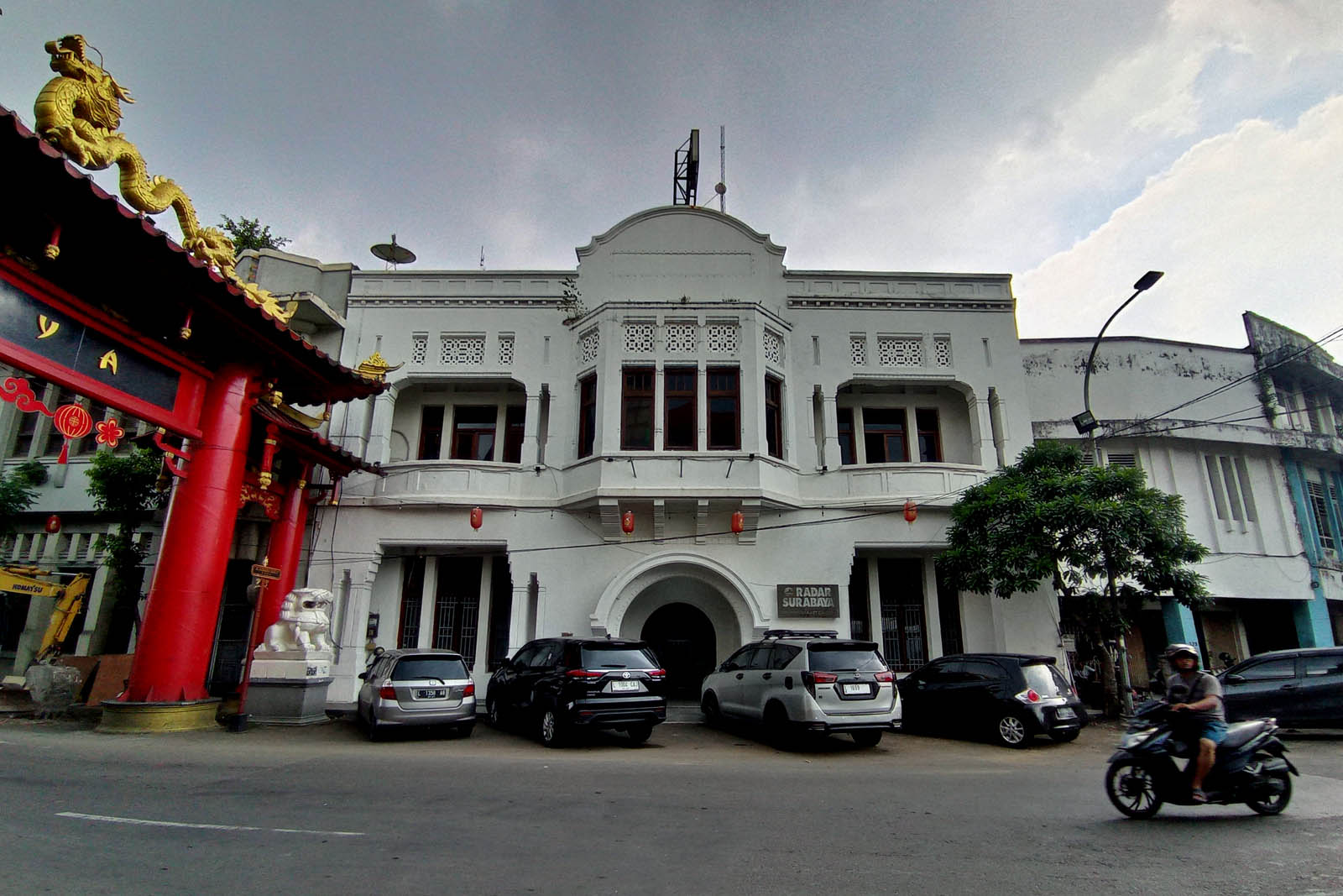 BEKAS KANTOR BANK: Bangunan kantor Radar Surabaya di Jalan Kembang Jepun ini dibangun sekitar tahun 1800-an dan diyakini terdapat sosok noni Belanda.