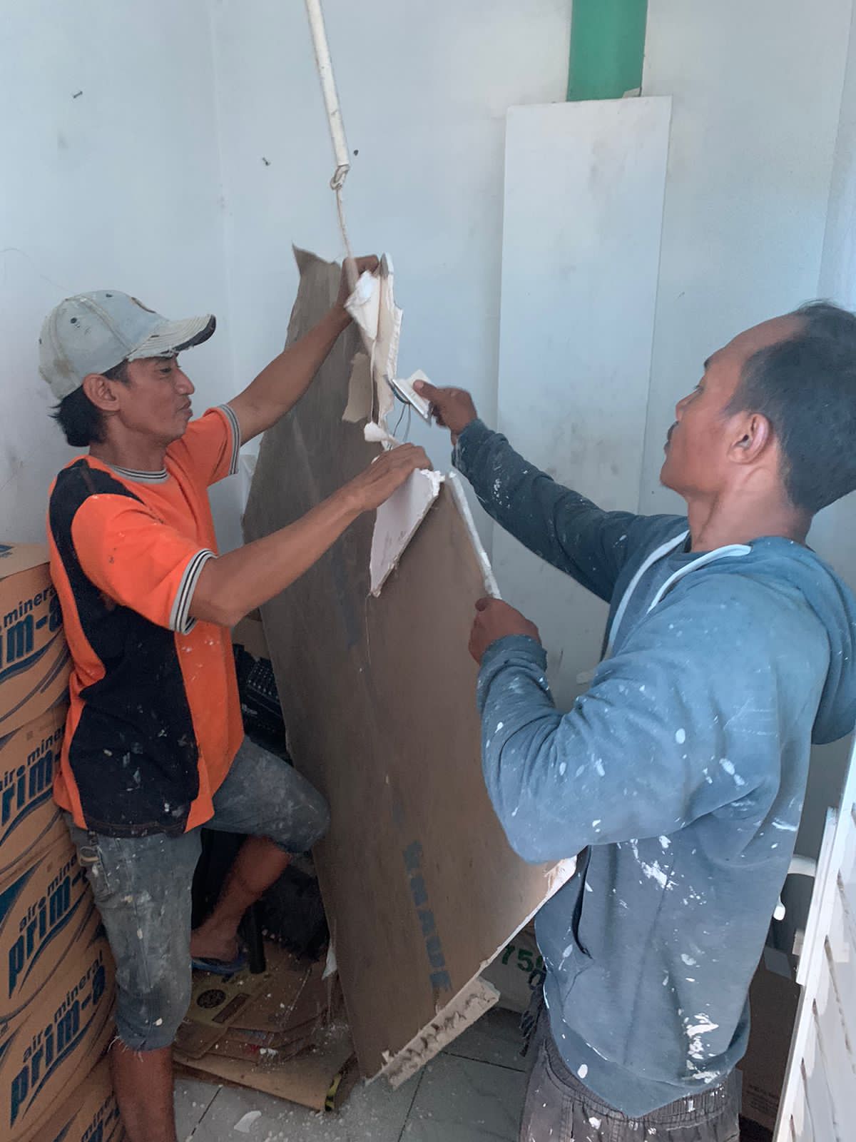 Perbaikan salah satu bangunan yang terdampak ledakan di gudang Brimob, Jalan Gresik, Surabaya.