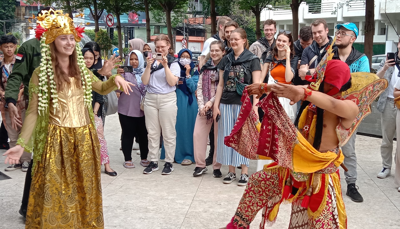 KENALKAN BUDAYA: Madita Huschbeck, mahasiswa asal Jerman ini tampil dengan busana Dewi Songgolangit bersama para pemain Reog Ponorogo dalam kegiatan Surabaya Culture Odyssey di pelataran Balai Pemuda,