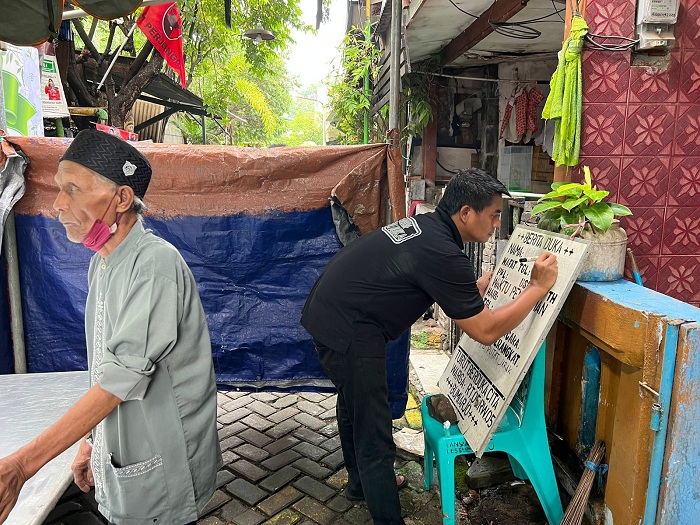 GOTONG ROYONG: Aktivitas Arek Bumiarjo Peduli Duka (APD) Surabaya saat ada kematian di wilayah mereka, langsung ada yang membuat pengumuman. (IST)