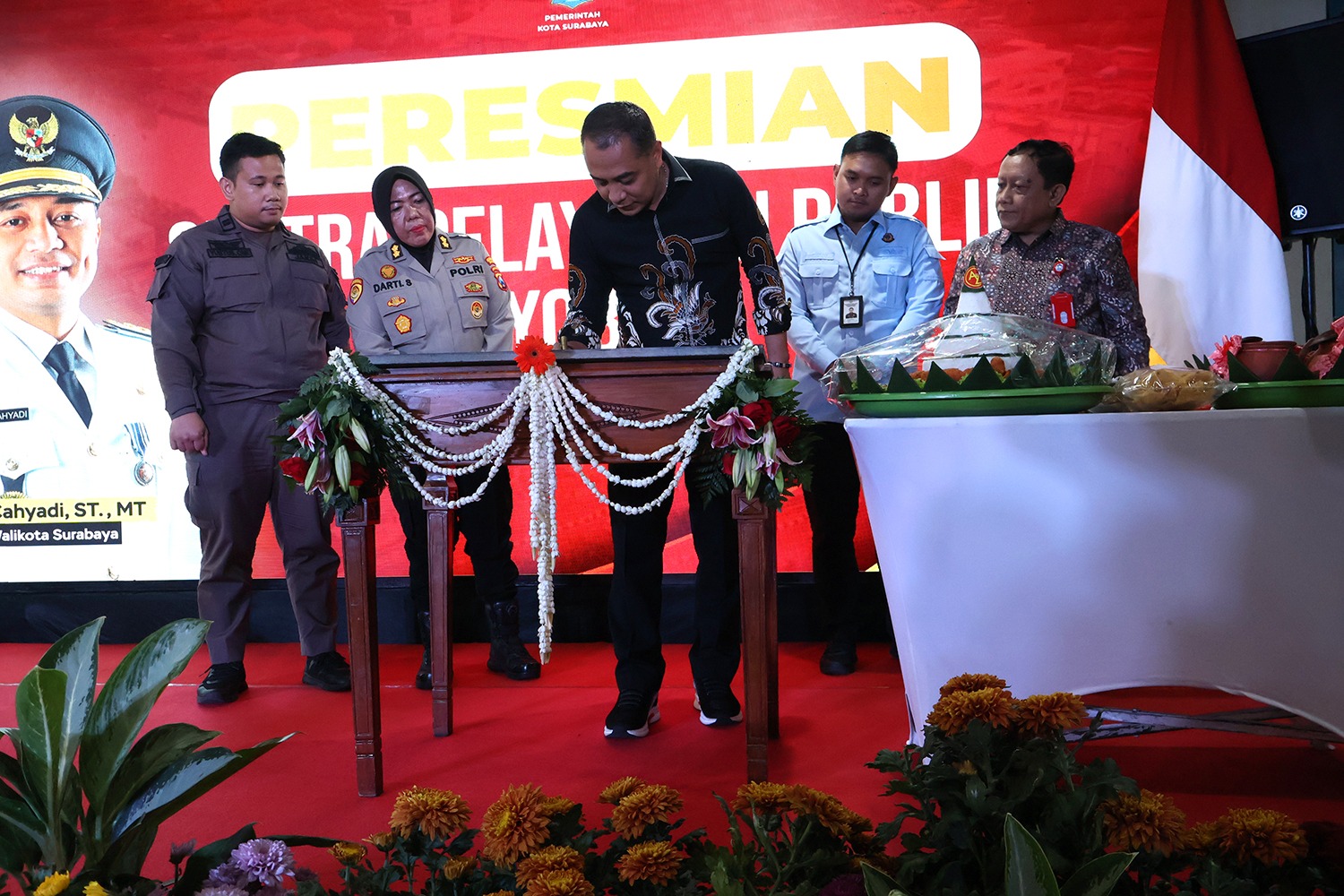 LAUCHING: Wali Kota Surabaya Eri Cahyadi meresmika Mal Pelayanan Publik (MPP) di Terminal Intermoda Joyoboyo, Surabaya, Kamis (7/3).