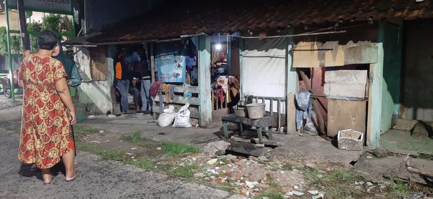 TKP: Kondisi lubang penutup got yang terbuka di depan rumah korban AEE Jalan Kedurus IV B, Karangpilang Surabaya. (MAHRUS/RADAR SURABAYA)