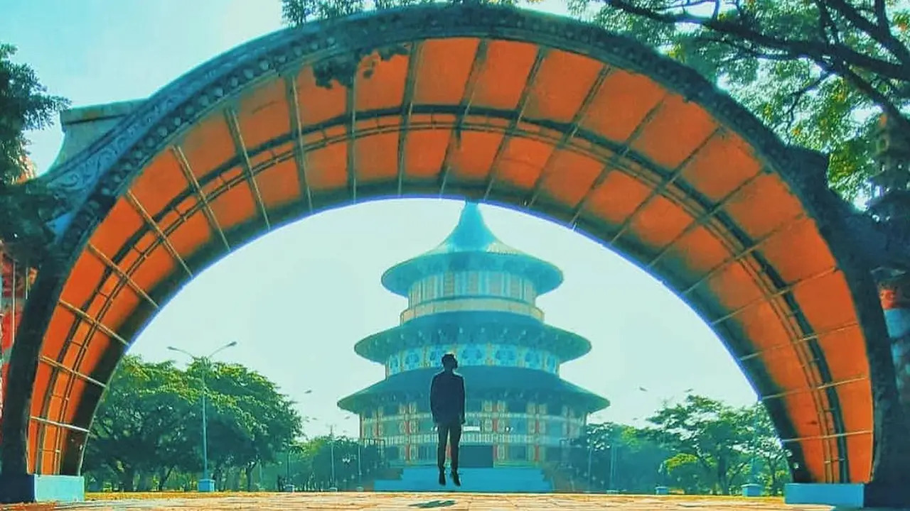 Pagoda Tian Ti di Kenjeran diambil dari sudut yang lain.