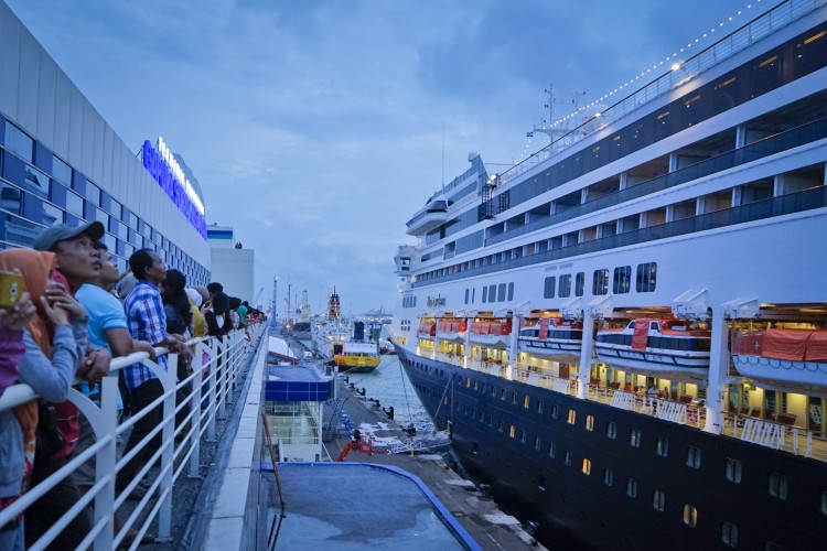 Menyaksikan kapal pesiar yang sandar di Pelabuhan Tanjung Perak dan North Quay.