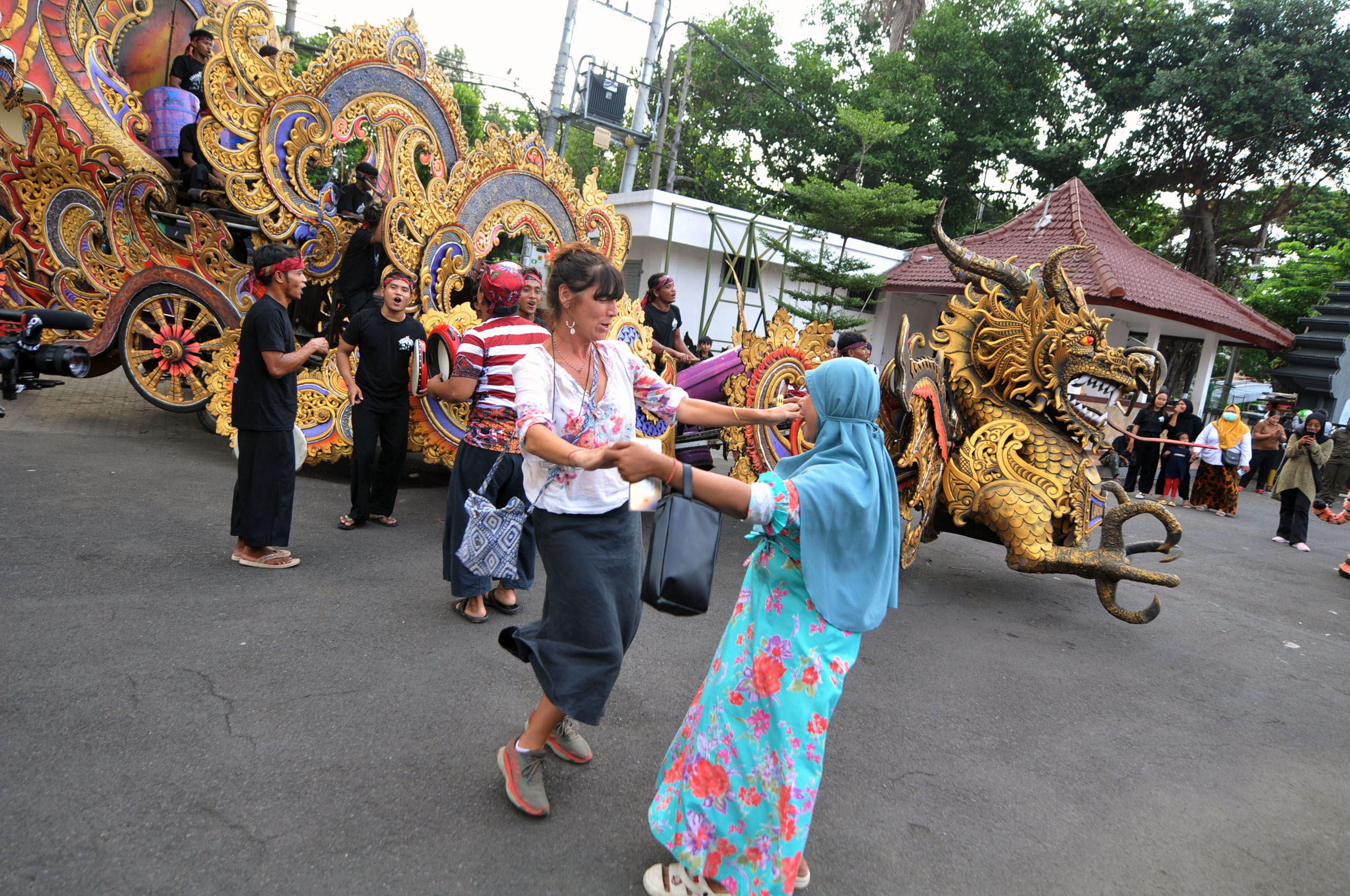 Magdalena, turis asal Kanada yang turut menikmati musik yang disajikan Daul Lanceng Senopati dari Madura.