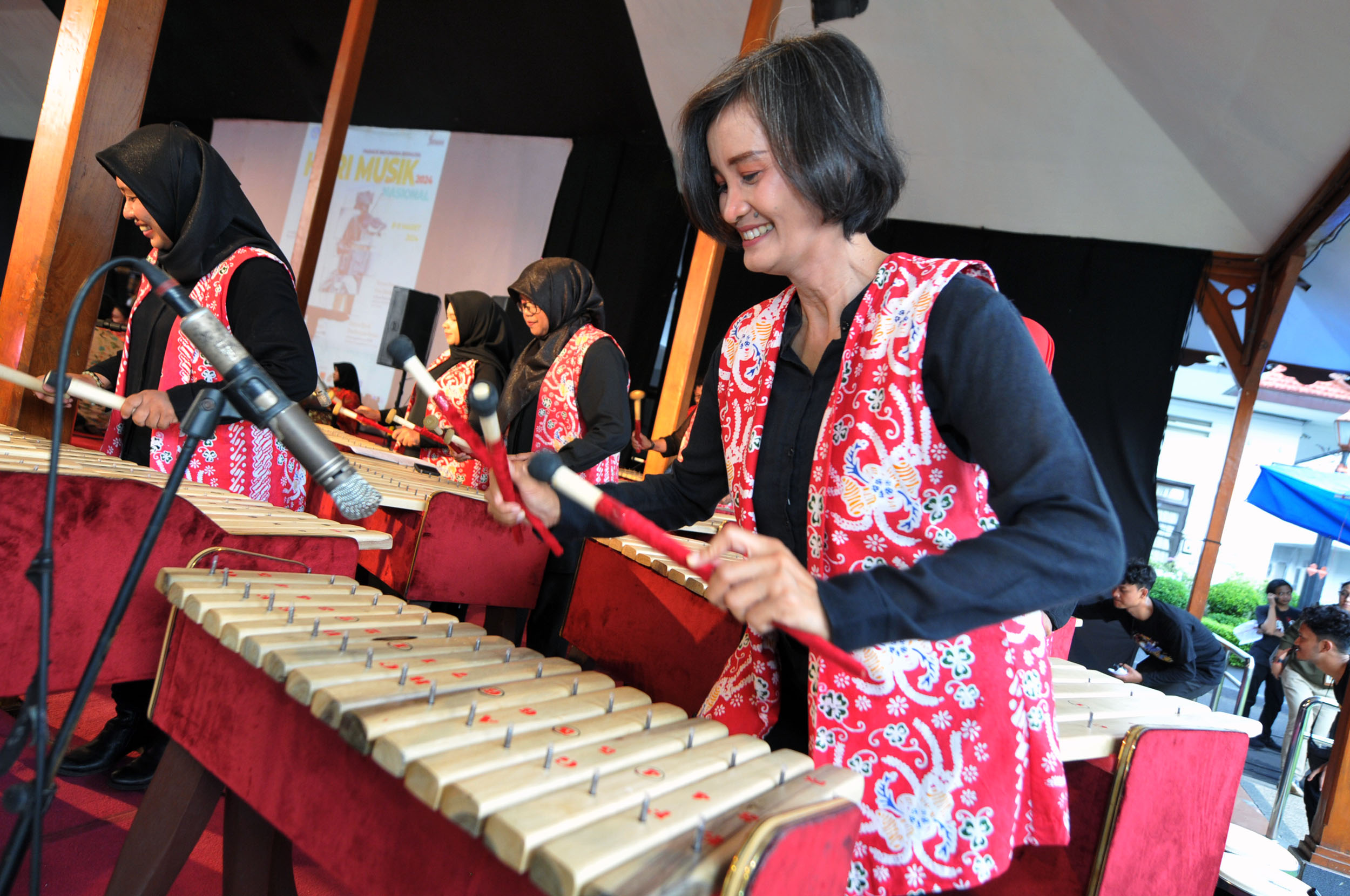 Berbagai kelompok musik akan mengisi pagelaran musik Parade Indonesia Bermusik selama 24 jam di di kompleks Taman Budaya Jawa Timur, Surabaya.