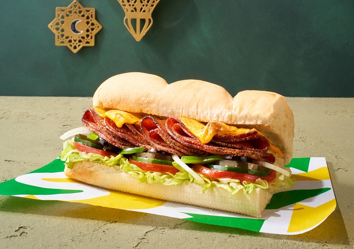 NIKMAT: Beef Pastrami dengan mustard sauce khusus dibuat Subway hanya di bulan suci Ramadan saja. (IST)