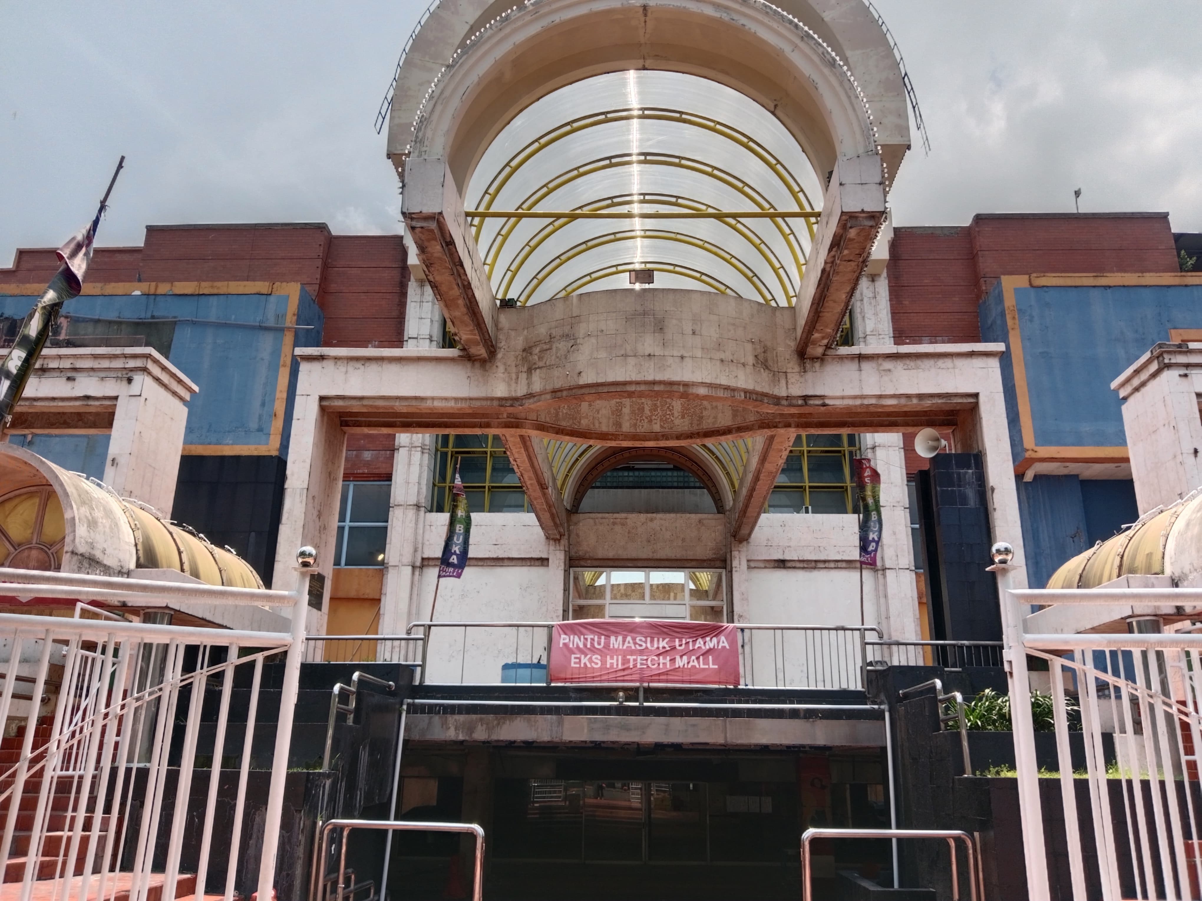 SEPI: Pintu masuk THR IT Mall yang kini jarang disapa pengunjung.