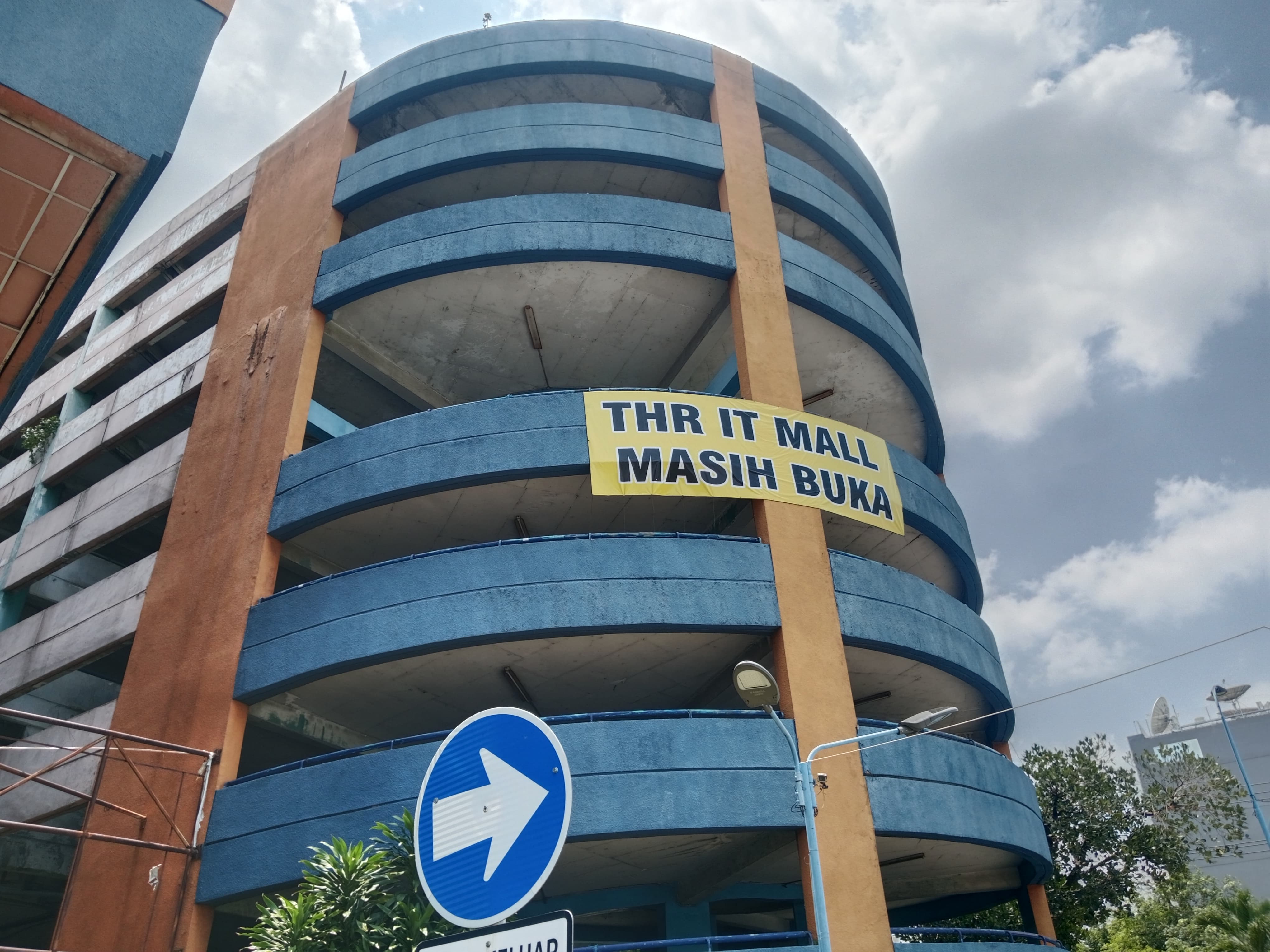 MASIH INGIN HIDUP: Banner besar bertuliskan "THR IT MALL MASIH BUKA" dipasang di sisi selatan menghadap Jalan Kusuma Bangsa yang seakan memberitahukan bahwa mall ini masih beroperasi.
