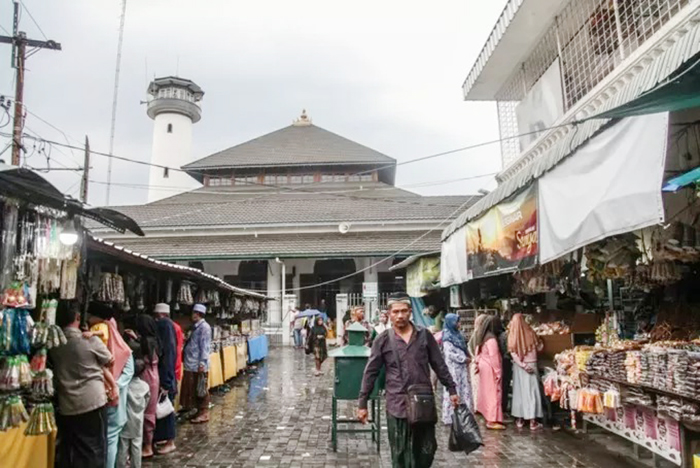 Kawasan Ampel Denta Surabaya dengan pusatnya di Masjid Ampel yang telah berusia 600 tahun.