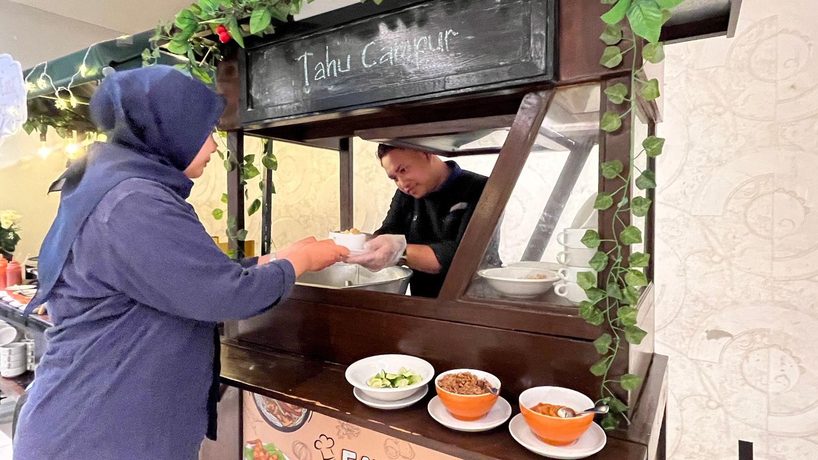 ICIP: Erta Dwi memilih tahu campur sebagai menu jelang buka puasa. KHAS: Masakan Ibu menjadi salah satu andalan &ldquo;Pasar Ramadan&rdquo; yang disajikan Hotel 88 Embong Malang.