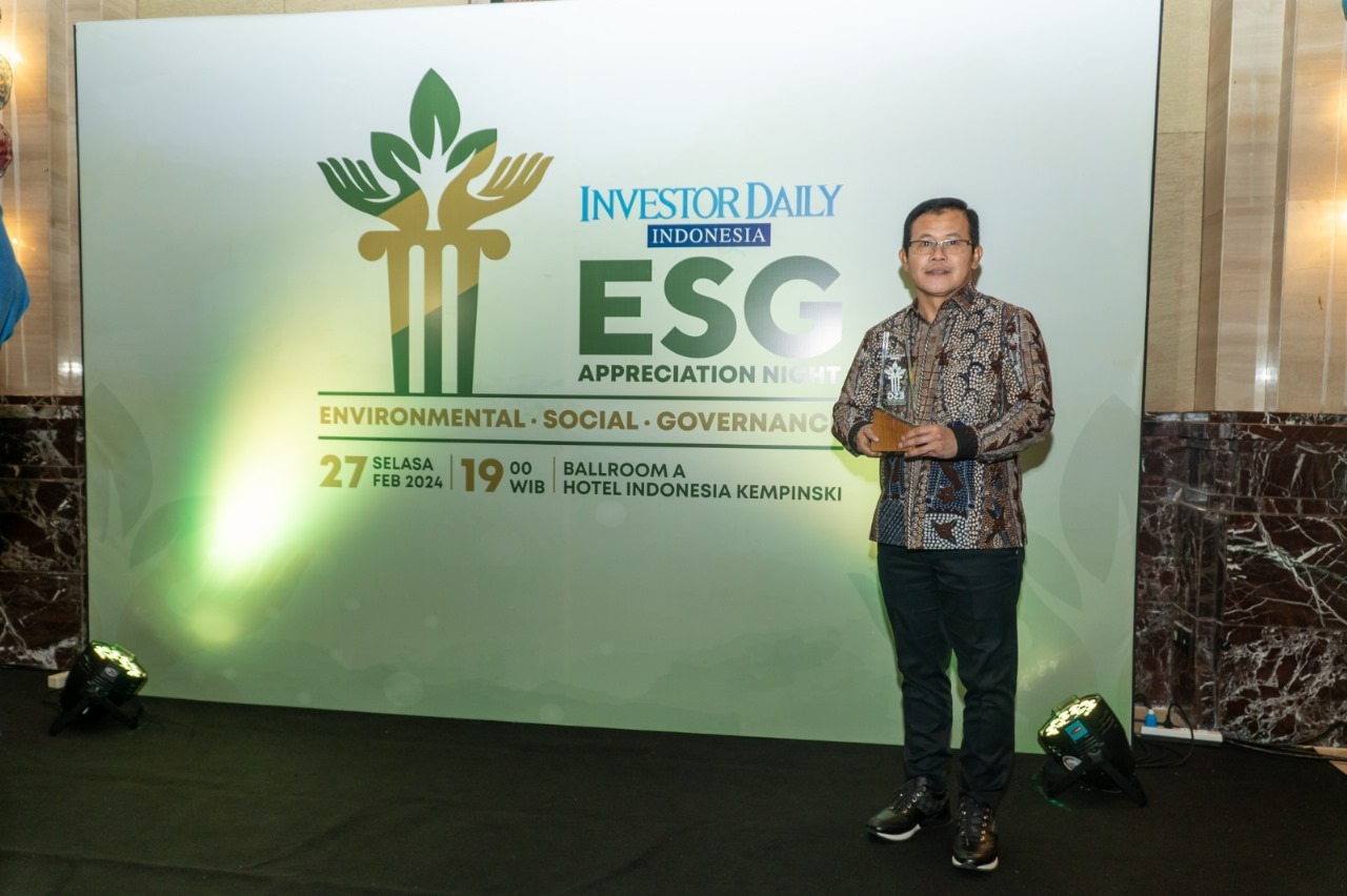 Direktur Kepatuhan Bank DKI, Ateng Rivai yang hadir menerima penghargaan dari B-Universe sebagai pemenang kategori ESG Recognized Commitment dalam Investor Daily ESG Appreciation Night.